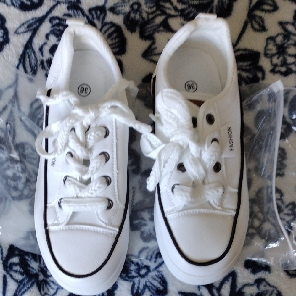 Women's White Fashion Sneakers